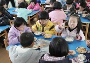 Keterlaluan! Cuma TK Ini Anak Muridnya Dipaksa Makan di Toilet