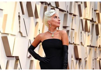 Gara-gara Digendong Fans, Lady Gaga Jatuh dari Panggung hingga Membentur Lantai Saat Konser