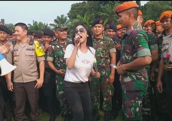 Ungkapkan Rasa Terima Kasih, Dewi Perssik Serta Sejumlah Artis Hibur TNI dan Polri di Gedung MPR/DPR RI