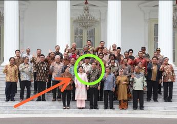 Viral Penampakan Tangan di Foto Perpisahan Jokowi dengan Para Menteri Kabinet Kerja Jilid 1, Roy Suryo Ungkap Fakta di Baliknya