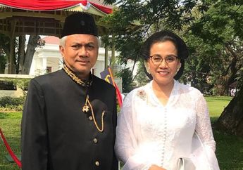 Jarang Tersorot Kamera, Inilah Kebersamaan Sri Mulyani dan sang Suami yang Dulu Jadi Pegawai Bank, Tampak Asyik Santap Kalkun Panggang Raksasa hingga Bikin Ngiler: Bu Minta Ayamnya...
