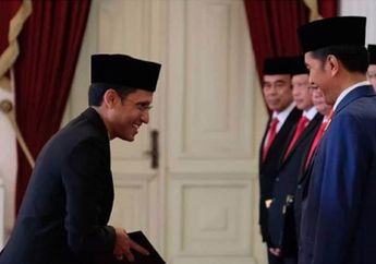 Ups! Nadiem Makarim Lupa Salami Ibu Negara dan Wapres Usai Terima Keppres dari Jokowi