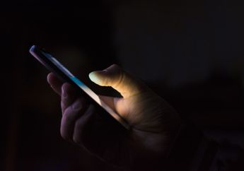 Akibat Begadang Main Ponsel, Perempuan Ini Ditemukan Tewas Mengenaskan dengan Gawai di Tangannya, Dokter Ungkap Hal Sepele Inilah yang Jadi Pemicu