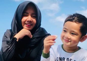 Pulang Kampung Bawa Bos Besar, Pengasuh Rafathar Tunjukkan Rumah Orang Tuanya yang Sederhana di Pinggir Kali