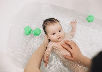 Arti Mimpi Memandikan Bayi Pertanda Bakal Dapat Rezeki Nomplok, Berbahagialah Bagi yang Mengalaminya!