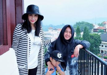 Ngemper di Rumah Berdinding Papan Milik Pengasuh Rafathar, Nagita Slavina Bawa Tas Rp 200 Juta Sambil Nikmati Jajanan Pasar