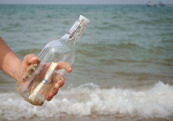 Temukan Surat Cinta Romantis di Dalam Botol yang Mengapung di Laut, Akhir Ceritanya Justru Tragis