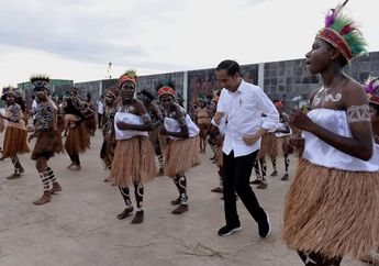Bak Remaja Indie yang Tengah Kasmaran, Presiden Jokowi dan Iriana Pamer Foto Romantis Saat Nikmati Senja di Langit Papua