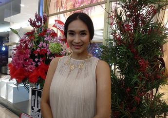 Dinikahi Keturunan Bangsawan Bali, Happy Salma Kini Hidup di Rumah Mewah yang Kental dengan Suasana Etnik, Kandang Ayam di Halaman Belakang Malah Jadi Sorotan!