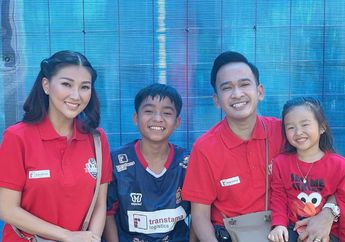 Rela Panas-panasan di Lapangan, Serunya Keluarga Ruben Onsu Beri Dukungan untuk Betrand Peto saat Ikuti Tunamen Sepak Bola!