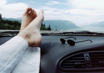 Punya Kebiasaan Meletakkan Kaki di Dasbor Mobil, Seorang Wanita Alami Kejadian Mengerikan ini!