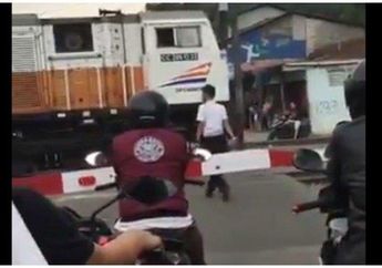 Viral Masinis Beli Makanan Sementara Lokomotif 'Menunggu' di Perlintasan Sebidang, PT KAI Segera Beri Klarifikasi Seperti Ini