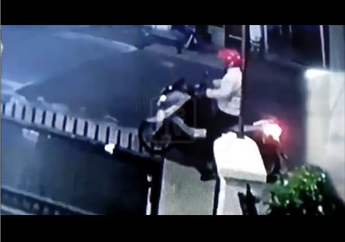 Dua Kali Mondar-mandir Masuk ke Dalam Halaman Rumah, Akhirnya Pencuri Gasak Tas Hitam dan Kabur dengan Yamaha NMax