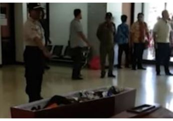 Kesal Kasus Pengeroyokan Tak Juga Diusut, Warga Unjuk Rasa Sambil Bawa Jenazah Korban ke Kantor Wali Kota Sorong