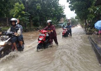 Musim Hujan Rawan Banjir, Ketahui Batas Aman Motor Matik Jika Terpaksa Terobos Genangan Air