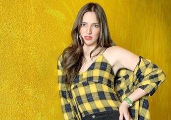 Kelewat Seksi Pamer Belahan Tinggi, Nia Ramadhani Jadi Sorotan Gara-gara Kenakan Gaun Buatan Anak Prabowo Subianto Saat Jadi Bridesmaid