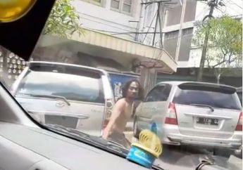 Video Viral: Orang dengan Gangguan Jiwa Nekat Lari-lari di Tengah Jalan Halau Angkot dan Mobil yang Halangi Ambulans