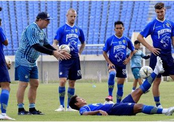 Pelatih Persib Bandung Kritisi Pembinaan Usia Muda di Indonesia