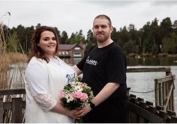 Pakai Kaus dan Celana Jeans, Pasangan Ini Hanya Butuh Rp 19 Juta untuk Modal Nikah!