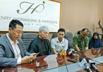 Menangis saat Bertemu Roy Kiyoshi, Orangtua Pemilik Akun Youtube Hikmah Kehidupan Sujud Memohon Maaf