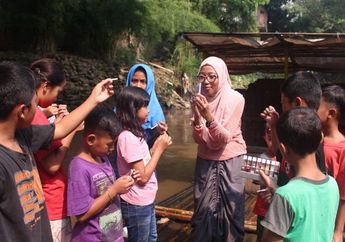 LabTek Apung, Belajar Sains di Atas Getek Bagi Warga Bantaran Kali