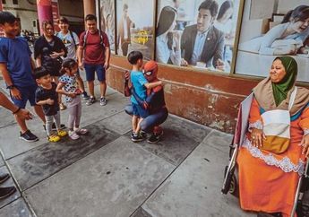 Demi Nafkahi dan Biayai Pengobatan Sang Istri yang Kena Stroke hingga Diamputasi, Pelukis Jalanan Berusia 50 Tahun Ini Rela Jadi Spiderman di Jalanan