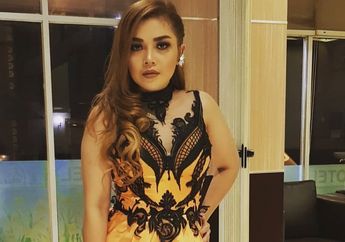 Keasikan Goyang, Pedangdut Cantik Ini Tak Sadar Bajunya Merosot Hingga Mengumbar Dadanya Saat Manggung, Penonton Sampai Heboh Bersorak Sorai