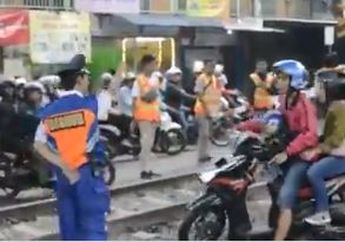 Sudah Bawa Keluarga, Pengendara ini Nekat Terobos Palang Kereta Api dan Melawan Arus Sambil Marahi Petugas, Netizen: Udah Bawa Anak, Melanggar Aturan, Marah-marah Pula!