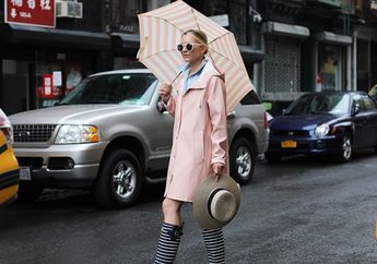 Intip Fashion Item yang Cocok Digunkaan saat Musim Hujan agar Penampilanmu Tetap Kece