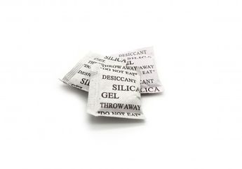 Iseng Bermain dengan Pengawet Silica Gel, Bocah ini Mengalami Buta Permanen