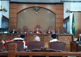 Kepanasan Saat Jalani Sidang, Pablo Benua dan Galih Ginanjar Lepas Rompi Tahanan di Hadapan Hakim