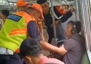 Viral Video Penumpang KRL yang Asyik Merokok, Ditegur Petugas Malah Semakin Santai Mengisap Rokok