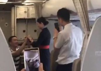 Dapat Kejutan Romantis dan Dilamar Kekasih di Pesawat, Pramugari ini Justru Dipecat dari Pekerjaannya