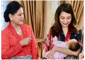 Tampil Sederhana dengan Daster Batik, Istri Wishnutama Terlihat Memesona saat Dikunjungi Iriana Jokowi dan Jajaran Ibu Pejabat