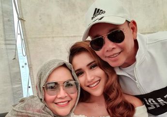 Nyawer di Puncak, Ayu Ting Ting dan Ayah Rozak Sebar Uang Ratusan Ribu di Depan Karyawan: Sudah Tradisi!