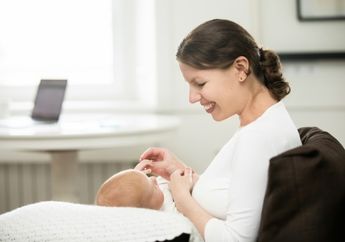 Putar Rekaman CCTV, Ibu Ini Naik Pitam Saksikan Kelakuan 'Menjijikkan' Babysitter-nya Ini