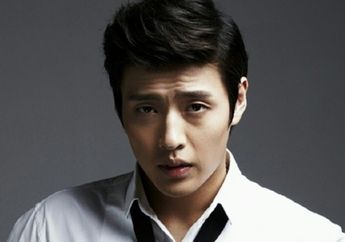 Pamer 'Surat Cinta' dari Mahasiswa UGM, Kang Ha Neul Tersenyum Bahagia Sampai Serius Banget Bacanya!