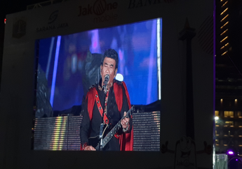 Kaum Muda Ikut Berjoget Ria Sambut Penampilan Rhoma Irama di Konser Tahun Baru Indosiar