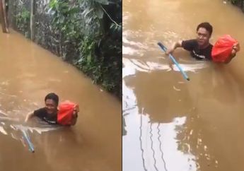 Aksi Heroik Seorang Pria Rela Terjang Banjir Jauh-jauh Demi Antar Makanan untuk Teman-temanya