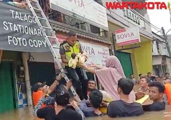 Detik-detik Evakuasi Bayi Korban Banjir di Ciledug Hanya Gunakan Papan Kayu Sederhana Lantaran Tak Ada Perahu