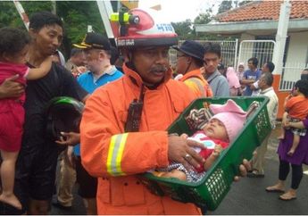 Disodori Keranjang Berisi Bayi Berusia 2 Bulan yang Terjebak Kepungan Air Bah Selama 7 Jam, Petugas Damkar ini Tak Kuasa Menahan Air Matanya yang Berlinang: Ini Merupakan Bentuk Menyelamatkan Generasi Penerus Bangsa...