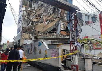 Gedung 4 Lantai di Slipi Mendadak Roboh dan Timpa Minimarket di Bawahnya, Saksi Mata Berujar Dengar Suara Aneh dan Lihat Rembesan Air Satu Hari Sebelum Kejadian