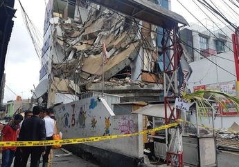 Breaking News, Gedung 5 Lantai Ambruk di Slipi, Korban Dilarikan ke Rumah Sakit