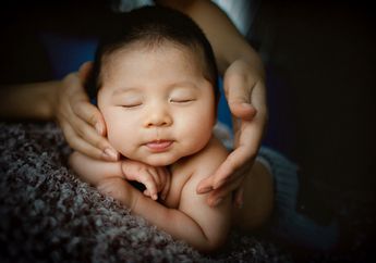 Mengapa Adik Bayi Suka Tertawa Ketika Tidur? #AkuBacaAkuTahu