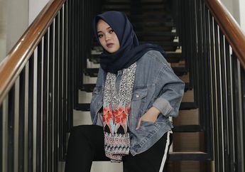 4 Cara Stylish Pakai Jaket Denim Saat Musim Hujan ala Anak Seleb Berhijab. Keren Banget!