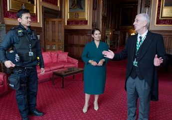 Perbaiki Wajah Indonesia di Inggris, Suami Bintang Film 'Virgin' Ini Diberi Predikat 'Pahlawan' oleh Parlemen Inggris karena Selamatkan Nyawa Orang, Ternyata Pekerjaannya Sangat Terhormat