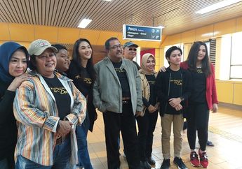 Jelang&nbsp;Akhir Kisah Cinta Si Doel, Rano Karno dan&nbsp;Pemain Film Si Doel Sapa Penumpang&nbsp;Kereta Commuter Indonesia