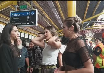 Sindir Nia Ramadhani yang Kegerahan Saat Naik KRL, Maudy Koesnaedi: Aduh, Nanti Luntur-luntur!