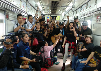 Keseruan Wizzy dan Para Pemain Akhir Kisah Cinta Si Doel Hibur Penumpang KRL