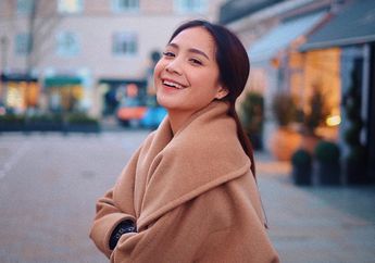 Pakai Blazer dan Tas Warna Hijau Lumut Saat Plesiran Keliling Dunia, Dua Outfit Simpel Nagita Slavina Ini Harganya Setara dengan Mobil Matic!